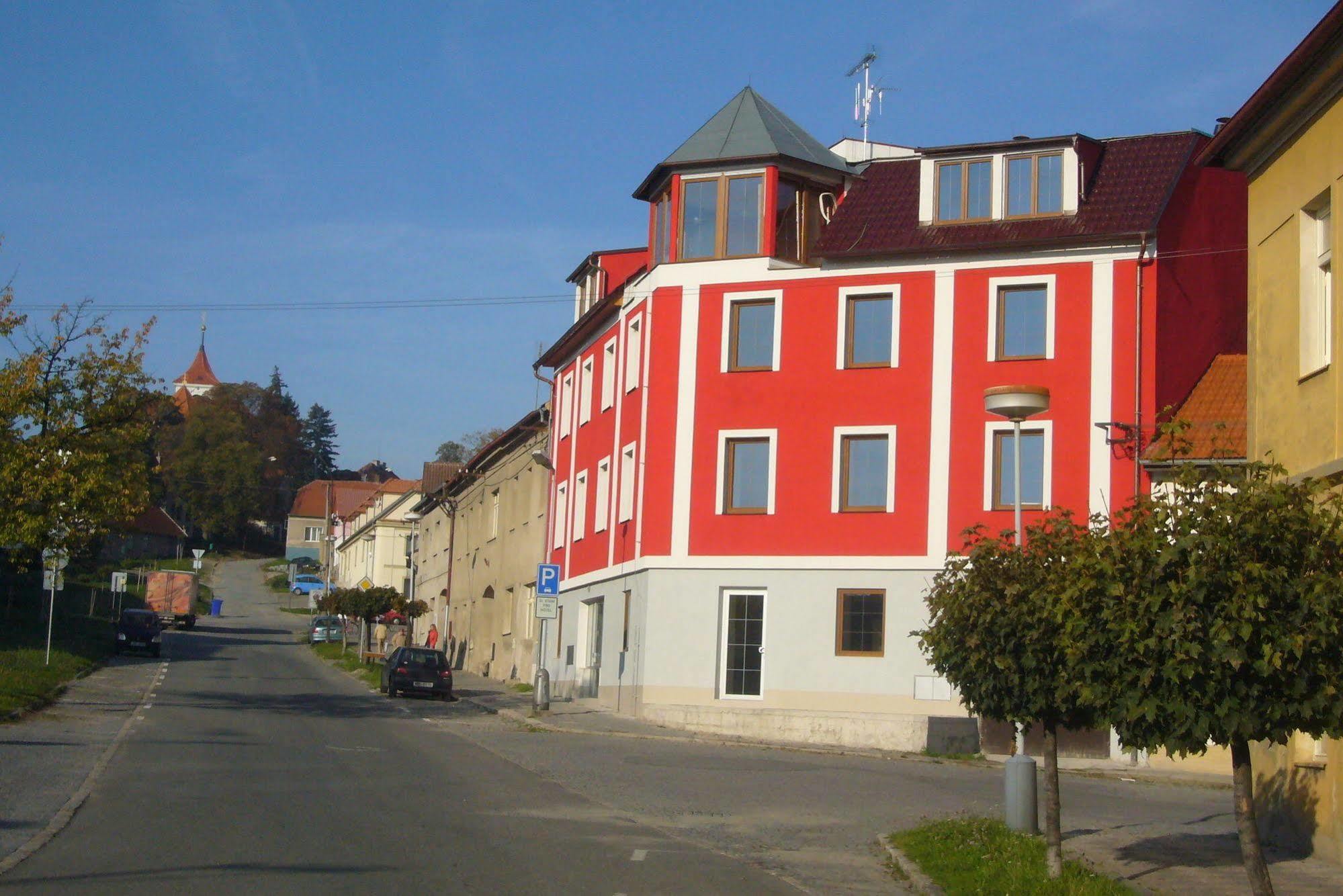 Hotel Ostrov Garni Sadská Exteriör bild